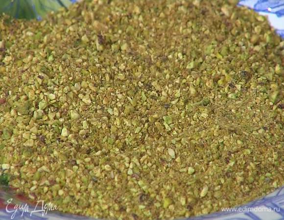 Фисташки поместить в чашу блендера и, добавив паприку, корицу, кайенский перец, кориандр, зиру, мускатный орех, измельчить в очень мелкую крошку.