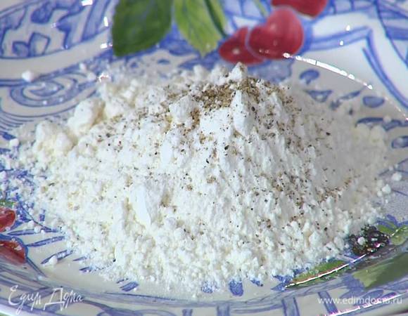 Муку перемешать со щепоткой соли и черного перца.