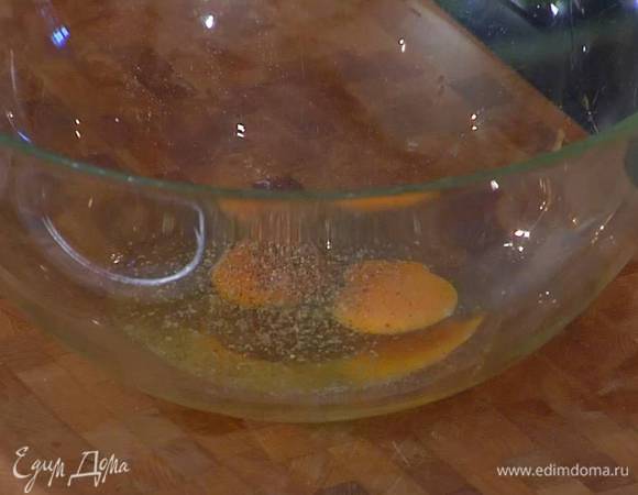 Яйца посолить, поперчить и взболтать вилкой.