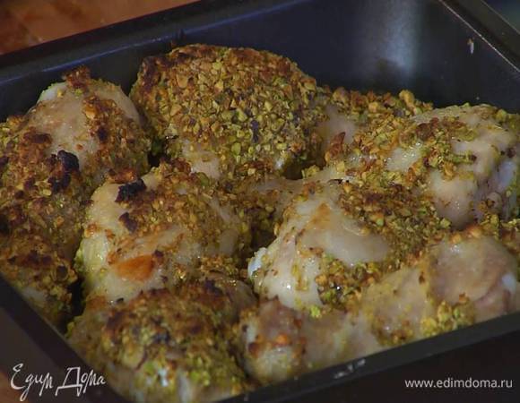 Запекать ножки в разогретой духовке 12 минут, затем перевернуть, влить немного куриного бульона и запекать еще 10‒15 минут.