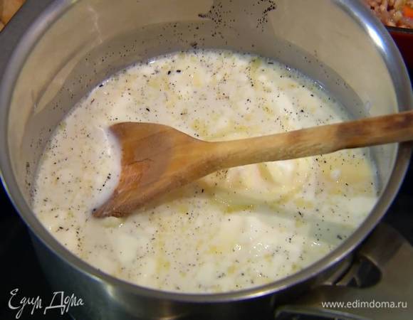 Молоко и сливки влить в кастрюлю, добавить 50 г сахара, 1/4 ч. ложки измельченной ванили, 25 г предварительно размягченного сливочного масла и на маленьком огне довести до кипения.