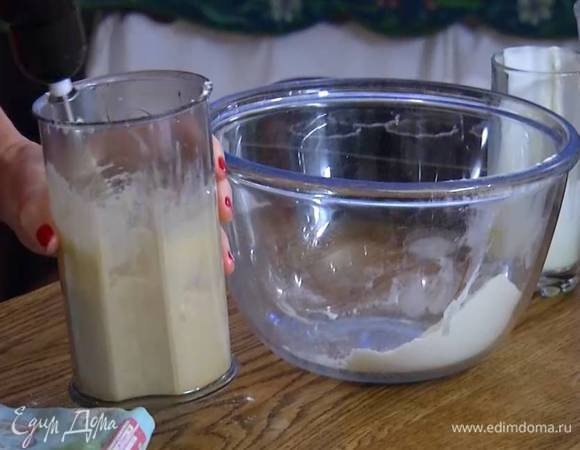 Яйцо и желток соединить с 50 г сахара и взбить блендером с насадкой-венчиком в пышную массу, затем, продолжая взбивать, в два приема всыпать муку.