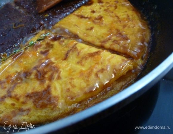 Когда соус загустеет, кладем в сковороду блинчики, сложенные треугольником, прогреем 2 минуты, затем перевернем на другую сторону. Выключим плиту. Блинчики пропитаются вкусным сиропом и станут просто божественными!