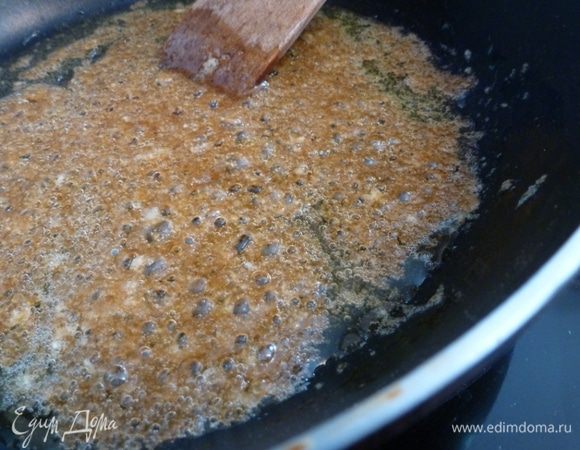 На сковороде распустим сливочное масло, добавим коричневый сахар. Доведем до кипения.