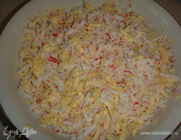 Крабовые палочки и сыр натереть на терке, чеснок пропустить через пресс.