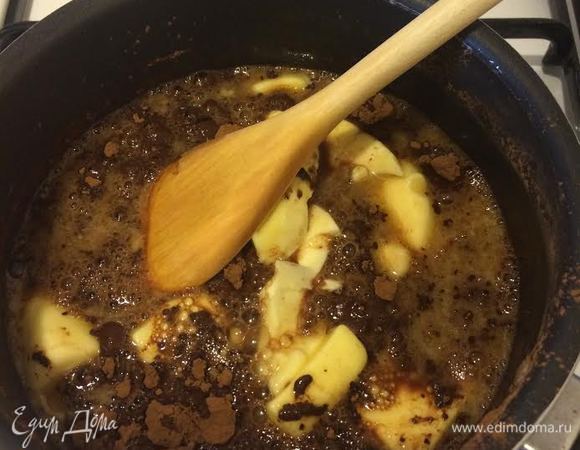 Духовку нагреть до 200°С. В кастрюле смешать воду, какао, масло, поставить на огонь и довести до кипения.