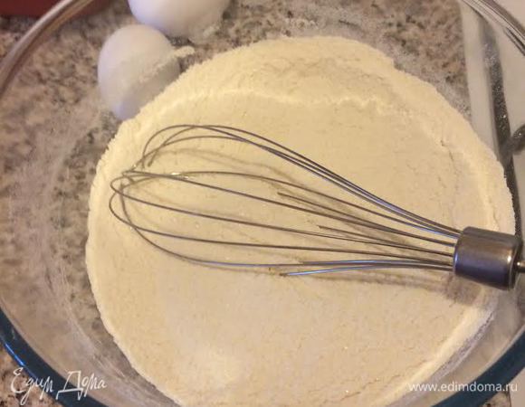 В миске смешать муку, сахар, соду, соль и ванильный сахар.