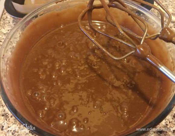 Затем добавить яичную смесь и хорошо перемешать.