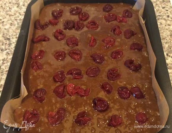 Тесто перелить в форму (Д=26 — 30 см). Сверху выложить вишню и выпекать до сухой спички 25 — 35 минут. Готовый пирог остудить на решетке.