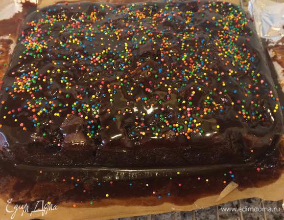 Пирог полить глазурью.