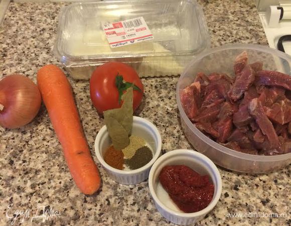 Мясо вымыть, обсушить и нарезать брусочками.