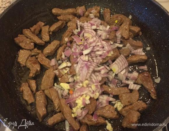 Разогреть сковороду с толстым дном, обжарить мясо, добавить лук, чеснок, перемешать и тушить 2-3 минуты.