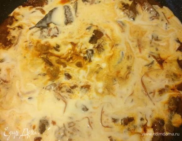 Сметану смешать с 1/2 стаканом воды, добавить к мясу, перемешать и тушить еще 10-15 минут.