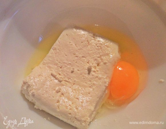 В пачку творога вбить яйцо.