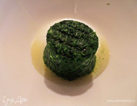 Шпинат заранее разморозить, слить воду.