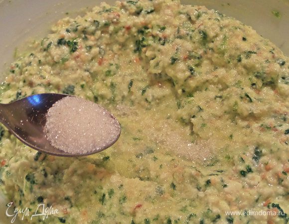 Так как сырники нейтральные готовим, сахар нужен, чтобы погасить кислинку творога.