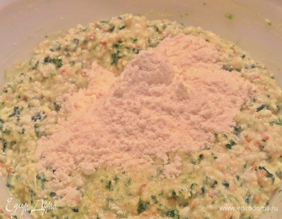 Количество муки зависит от влажности творога. У меня 4 ложки без горки.