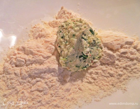 С помощью двух ложек перенести комок теста в муку. Сформировать в ладонях, как обычные сырники. На выходе — 7 штук.