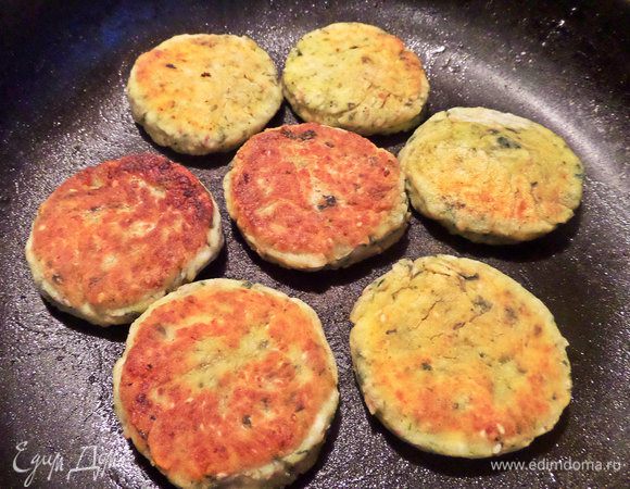 Перевернуть, жарить дальше.