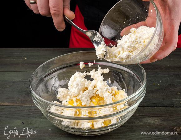 Духовку нагреть до 180°С. Рис хорошо перемешать с теплым маслом, цедрой лимона и творогом. 