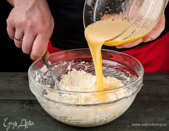 Яйца взбить с сахаром и ванилином. Добавить в основную массу. 