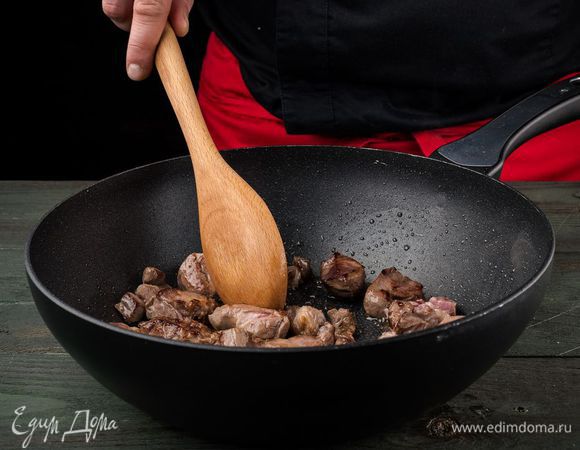 В казан (кастрюля с толстым дном или жаровня) налить немного масла растительного и обжарить на большом огне нарезанное мясо. 