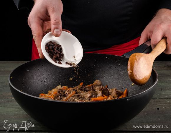 Сверху овощи посыпать специями. 