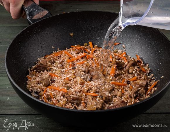 Залить рис водой так, чтобы уровень воды превышал уровень риса на 2 см.