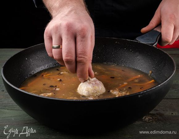 Воткнуть в плов головку чеснока.