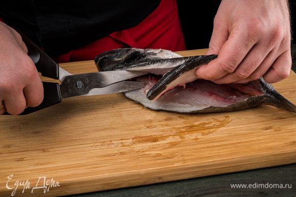 Подготовить рыбу, разрезать по позвоночнику и с помощью ножниц удалить хребет.