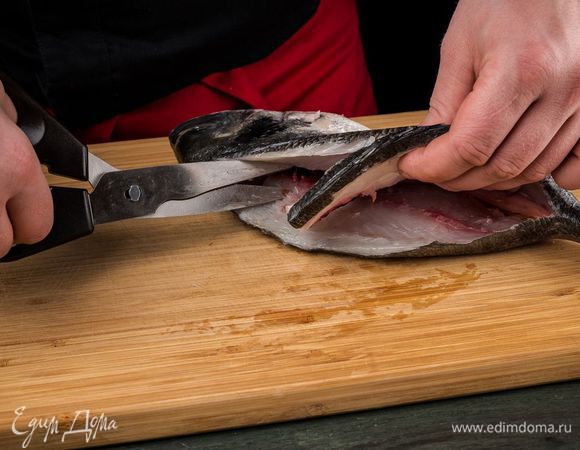 Подготовить рыбу, разрезать по позвоночнику и с помощью ножниц удалить хребет.
