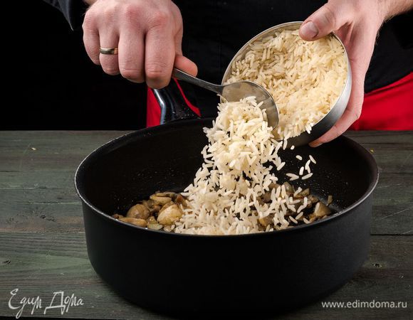 Смешать рис и грибы с луком.