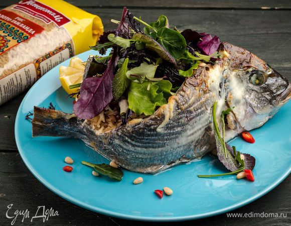 Запекать при 180°С в течение 1 часа. Подавать к столу, сбрызнув лимонным соком.