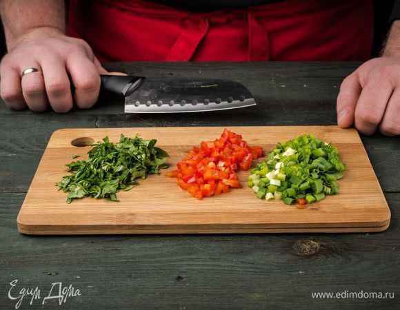 Сладкий перец вымыть, очистить от семян и нарезать маленькими кубиками. Зеленый лук и кинзу мелко порубить.