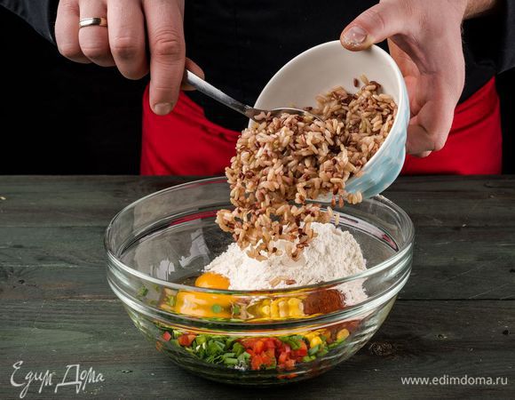 Готовый рис отправить к кукурузе с перцем, все перемешать. Всыпать муку и еще раз перемешать.