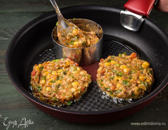 Разогреть в сковороде оливковое масло, выкладывать биточки и обжаривать с двух сторон.