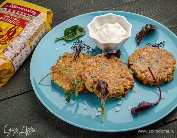 Готовые биточки подавать со сметаной.