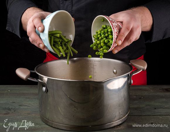 Добавить фасоль и горошек и варить еще 3 — 4 минуты до готовности риса и овощей, затем посолить и поперчить. Если суп получается слишком густым, влить еще немного горячей воды или бульона.