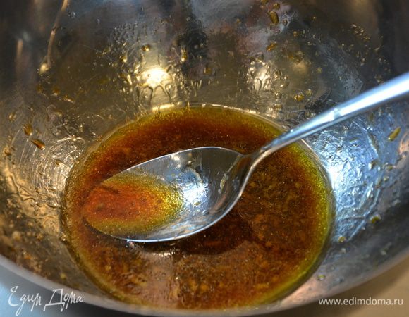 Соединить все ингредиенты для соуса, корень имбиря натереть на мелкой терке.