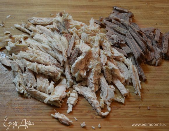 Отварное мясо нарезать соломкой.