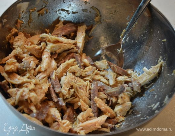 Замариновать мясо в половине соуса.