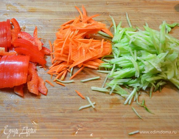 Болгарский перец нарезать соломкой. Берем половину длинного огурца и половину моркови и также режем соломкой. Можно натереть на терке.