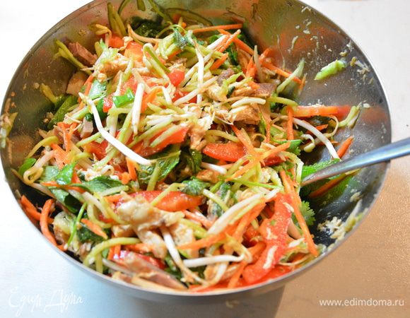 Смешать мясо, овощи, добавить мяту, кинзу, ростки фасоли, перемешать. Полить оставшейся частью соуса. Подавать, посыпав белым и черным кунжутом. 
Приятного аппетита!