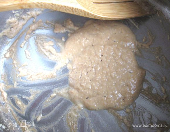 В теплоемкую кастрюлю (сотейник) положить кусочек сливочного масла, поставить кастрюлю на огонь, дать маслу растаять, положить муку, довести ее, постоянно помешивая, до коричневатого цвета. 