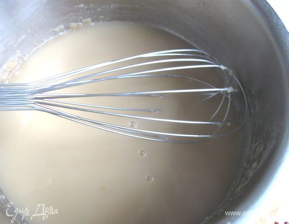 Бульон подогреть, постепенно добавить к муке с маслом. Постоянно перемешивать, добиться однородности жидкости, комков не должно быть.