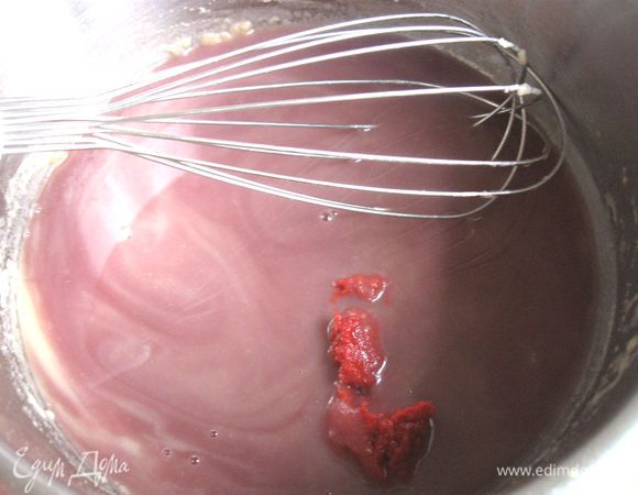 Добавить красное сухое вино, томатную пасту, подержать чуть-чуть на небольшом огне, перемешивая, до полной однородности жидкости. 