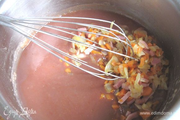 Добавить морковь и лук с беконом, букет гарни и варить при слабом кипении минут 15.