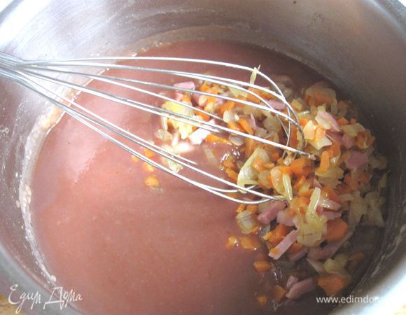 Добавить морковь и лук с беконом, букет гарни и варить при слабом кипении минут 15. 