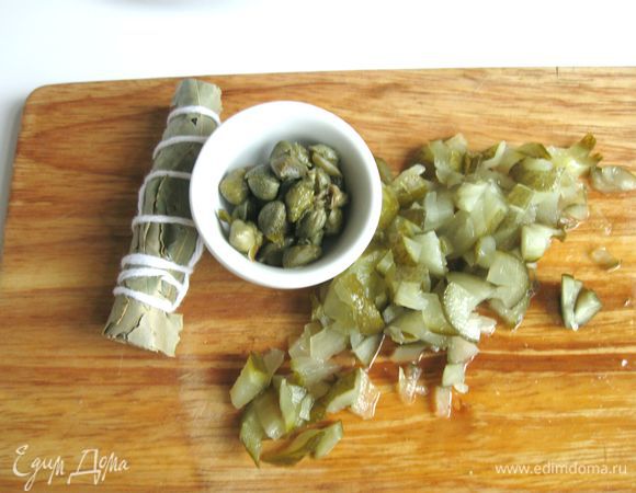 Небольшой крепкий соленый огурец (или корнишоны) мелко порезать. Должна получиться примерно 1 ст. л. порезанных огурцов. 