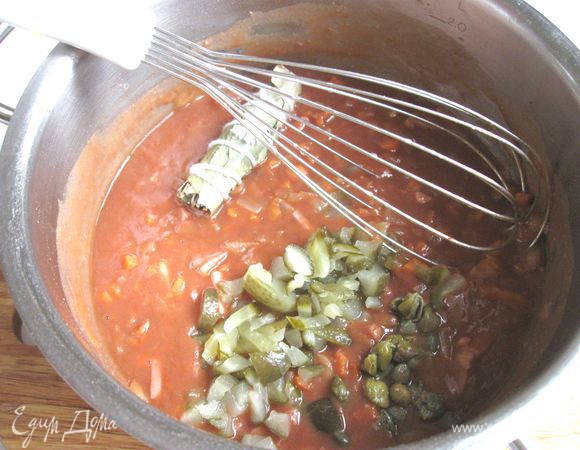 Добавить каперсы и огурец к соусу.